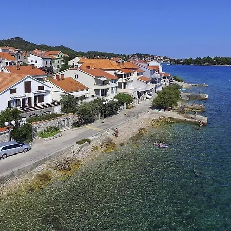 With A Unique View プレコ