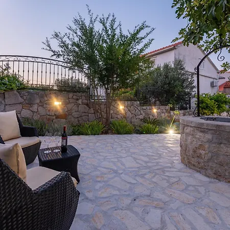 With A Unique View プレコ