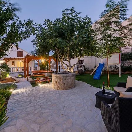 アパート With A Unique View プレコ